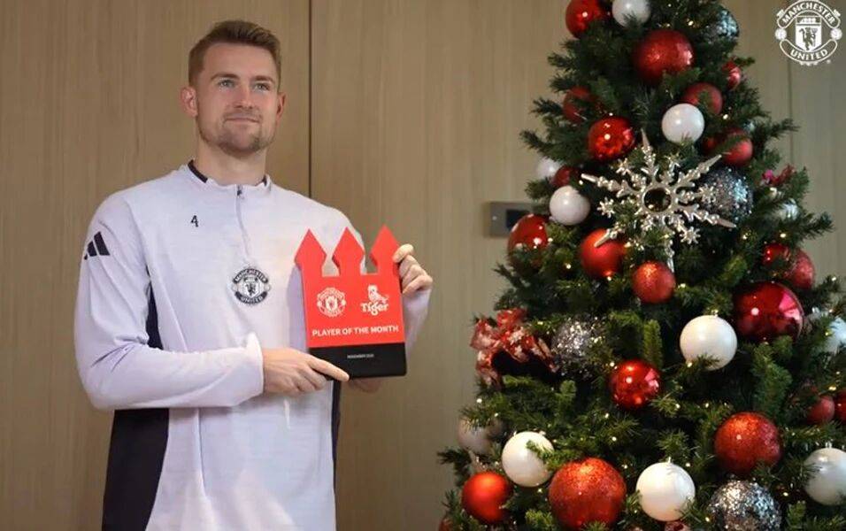 อาการบาดเจ็บที่หลังลึกลับของ DeRicht เผยความลับ! คาดว่าอาการบาดเจ็บจะไม่หายเป็นเวลา 4 วัน 4 เดือน และฤดูกาลอาจได้รับเงินคืนแล้ว_Training_Manchester United_back