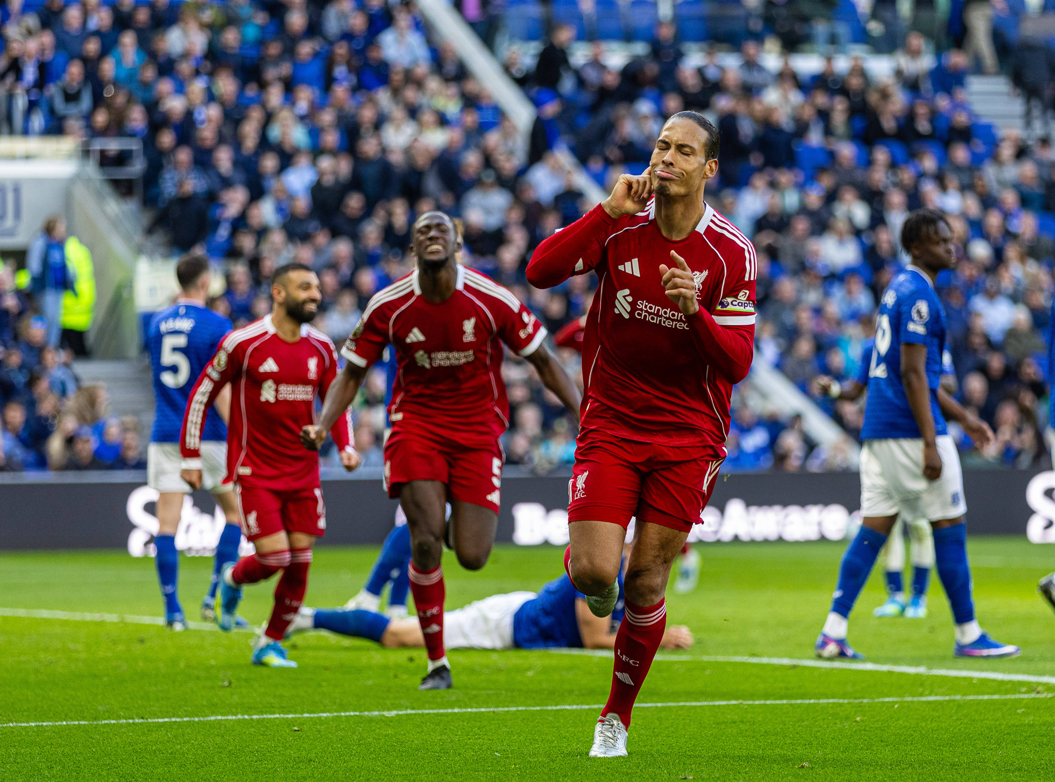 (กีฬา) ฟุตบอล - พรีเมียร์ลีก: ลิเวอร์พูลชนะ Everton_Match_ สำนักข่าวซินหัว_players