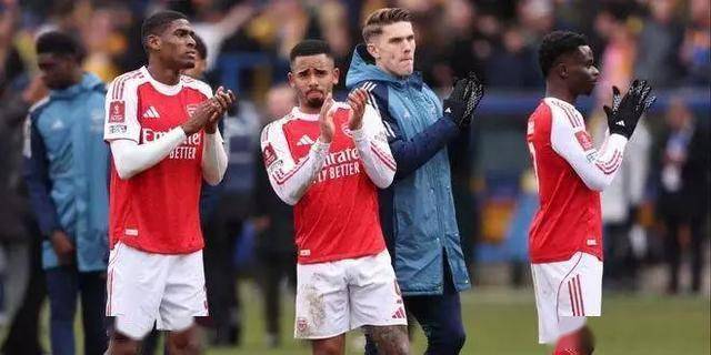 ช่วยแชมป์ด้วยมือของคุณเอง! อาร์เซนอล คีย์ มิสเตอร์คินเนอร์ กลายเป็นคนบาปที่ยิ่งใหญ่ที่สุด และแฟนๆ ต่างโห่ร้องอย่างโกรธจัดว่าพวกเขาไม่คู่ควรที่จะอยู่ในทีม! _ harvertz_competition_ฤดูกาลนี้