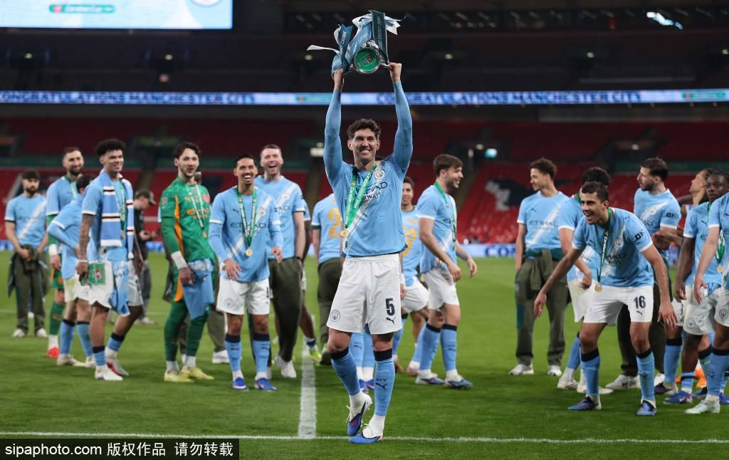 ตำนานแมนเชสเตอร์ ยูไนเต็ด เตือนแมนเชสเตอร์ ซิตี้: ฉลองไฟเร็วเกินไป จะเผาศพใครจะฆ่าพรีเมียร์ลีกเพื่อชิงแชมป์?_ arsenal_competition_fans