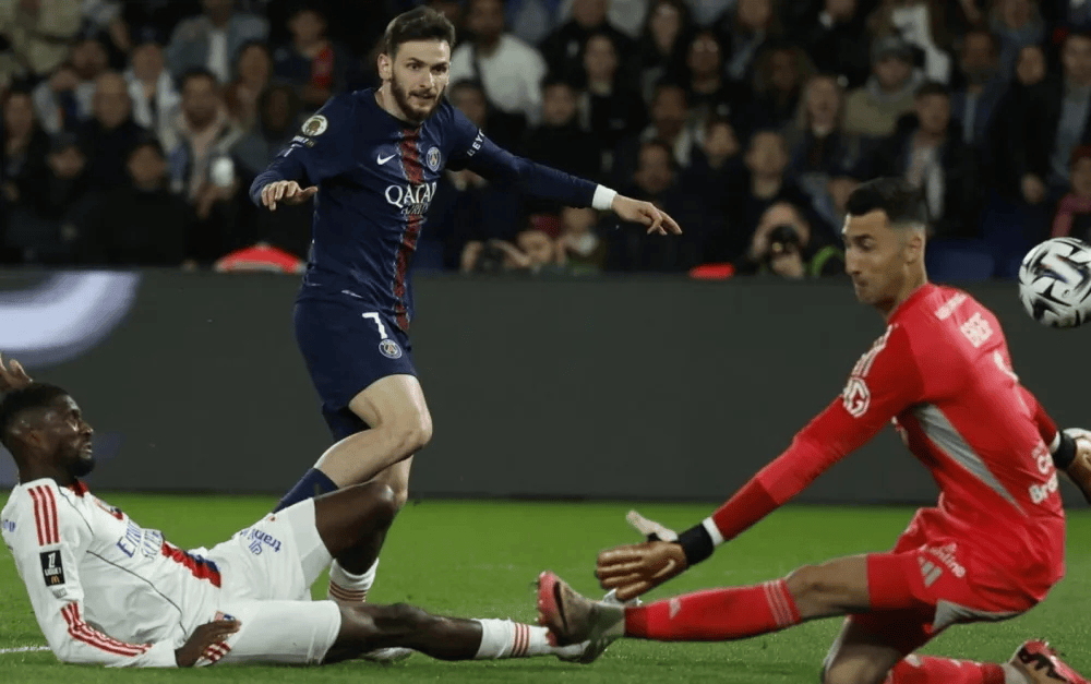 77% ของอัตราการครองบอลทำให้คนตาบอด, ปารีสแพ้ 1-2 ที่บ้านให้กับลียงและสถานการณ์ของการแข่งขันชิงแชมป์นั้นวุ่นวาย_endrek_varatzhlia_rotation อย่างสมบูรณ์