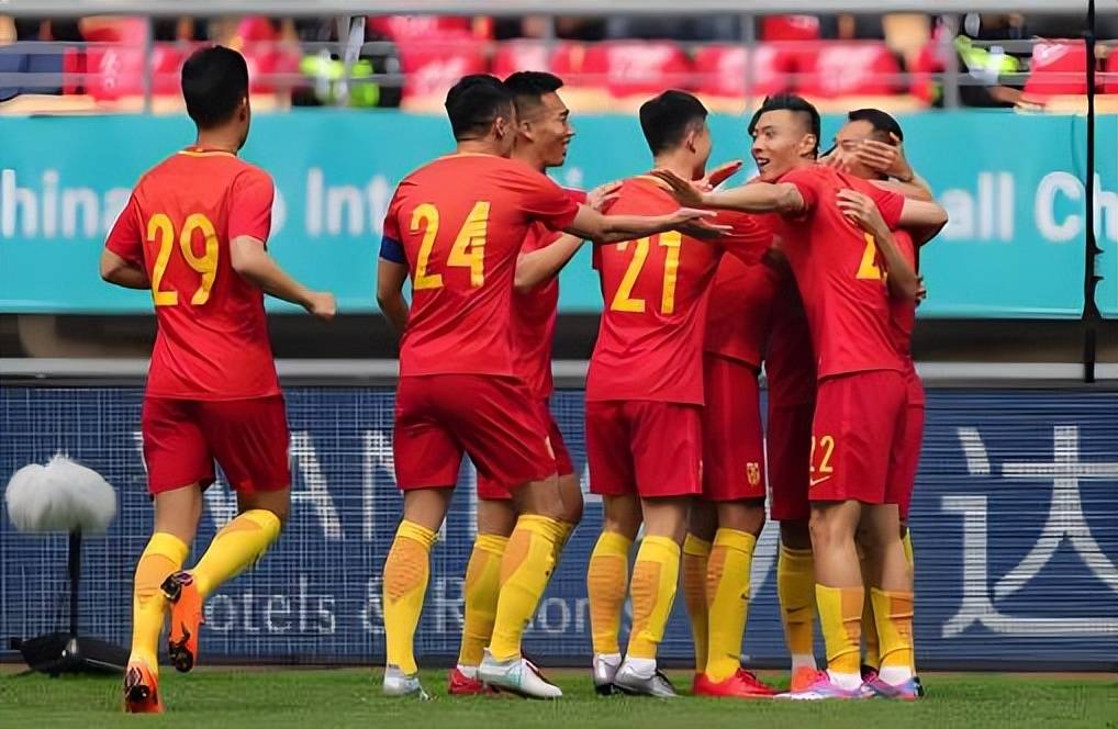 ศูนย์หลักของทีมฟุตบอลชายของจีนเพิ่งเป็นตัวแทนสโมสรเบิร์นลีย์ในพรีเมียร์ลีก! ลีกรอบนี้จะทำแฮตทริก และตำนานจะถูกหักล้าง_Zhang Jiaming_Competition_Serbia