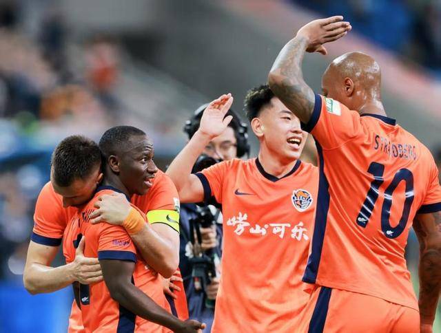 ชัยชนะสี่นัดติดต่อกัน หยุดไม่ได้! Qingdao Manatee 3:1 ชนะ Dalian Inbev เพื่อสร้างสถิติทีม, ความช่วยเหลือจากต่างประเทศ Strandberg ตีสองหยวน Alone_Manatee_Match_Fans